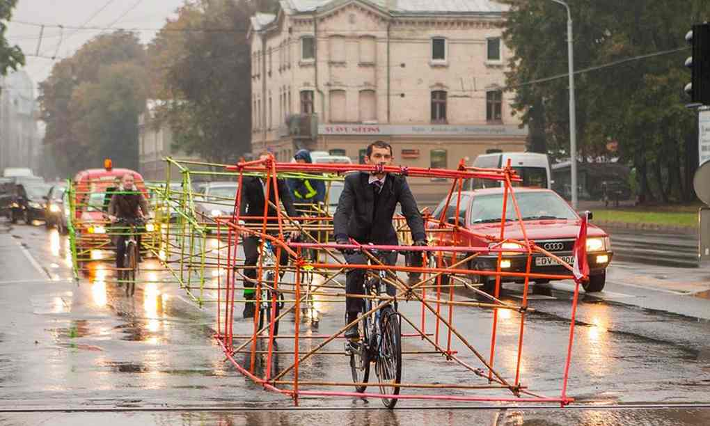 Bicyclists protest the wasteful size of cars